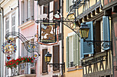 Bunte Fachwerkhäuser schmiedeeisernen Nasenschildern, Petite Venise, Colmar, Elsass, Frankreich