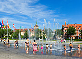 Kinder beim Springbrunnen an der Place Rapp, Colmar, Elsass, Frankreich, Europa