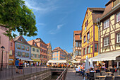 Menschen in Strassencafes in der Altstadt, Colmar, Elsass, Frankreich, Europa