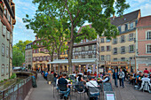Menschen in Strassencafes an der Place de l'Ancienne Douane, Colmar, Elsass, Frankreich, Europa