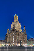 Frauenkirche in der Dämmerung mit Neumarkt, Dresden, Sachsen, Deutschland, Europa