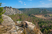 Blick vom Bastei Felsen auf Wald und Felsformationen, Elbsandsteingebirge, Sächsische Schweiz, Sachsen, Deutschland, Europa
