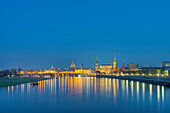 Blick auf Frauenkirche, Schloß, Hofkirche und Semperoper am Abend, Dresden, Sachsen, Deutschland, Europa
