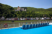 Flusskreuzfahrtschiff MS Bellevue auf dem Rhein mit Blick auf Schloss Stolzenfels, Koblenz, Rheinland-Pfalz, Deutschland, Europa