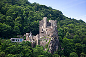 Burg Rheinstein thront über dem Rhein, Sankt Goarshausen, Rheinland-Pfalz, Deutschland