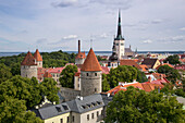 Blick vom Aussichtspunkt auf dem Domberg Toompea auf Kirchen, Türme und die Altstadt, Tallinn, Harjumaa, Estland, Baltikum