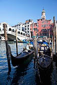 Gondeln auf dem Canale Grande in Venedig, Italien