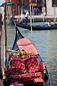 Gondeln auf dem Canale Grande in Venedig, Italien