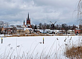 Havel, Inselstadt Werder mit der Heilig-Geist-Kirche und der Mühle im Winter, Werder Havel, Land Brandenburg, Deutschland, Europa