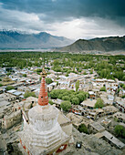 Blick vom Royal Palace in Leh nach Süden, auf das Zentrum der Hauptstadt am Indus Tal, vor Ladakh Range, Ladakh, Jammu und Kashmir, Indien