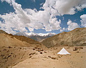 Zelt indischer Straßenbauarbeiter vor Ladakh Range, Sham Treck, westlich von Leh, Ladakh, Jammu und Kashmir, Indien