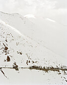 Strasse an Khardung La Pass, bei fast 5570 m, höchste Straße der Welt, nördlich vom Leh, Ladakh, Jammu und Kashmir, Indien