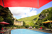 Hotel Château de la Caze mit Pool in der Tarn Schlucht, Cevennen, Languedoc, Südfrankreich, Frankreich, Europa