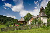Schwarzwaldhof mit Kapelle und Bauerngarten, Titisee, Schwarzwald, Baden-Württemberg, Deutschland, Europa
