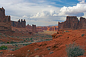 Couthouse Towers und Park Avenue, Arches National Park, Utah, USA, Amerika