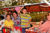 Kambodschanische Familie im Tuk Tuk auf dem Weg zum Angkor Thom, bei Angkor Wat, Angkor, Kambodscha