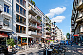 Häuser und Radfahrer in der Marktstrasse, Schanzenviertel, Hamburg, Deutschland, Europa
