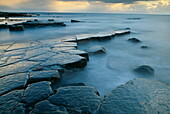 Kimmeridge ledges und ruhiges Meer in der Morgendämmerung, Kimmeridgebucht Naturschutzgebiet, Kimmeridge Marine Nature Reserve, Dorset, England, Grossbritannien