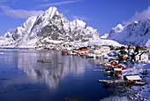 Verschneites Fischerdorf in der Reine Lagune, Lofoten, Norwegen, Europa