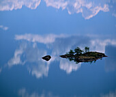 Wolken spiegeln sich in einem See mit Insel, Buskerud, Norwegen, Europa