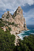Felsen unter Wolkenhimmel, Perda Longa Naturdenkmal, Sardinien, Italien, Europa