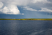 Küste und dunkle Gewitterwolken, Kirkwall, Orkney Islands, Schottland, Großbritannien, Europa