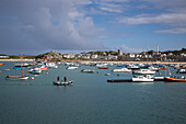 Segelboot und Fischerboote im Hafen, Hugh Town, St Marys, Scilly-Inseln, Cornwall, England