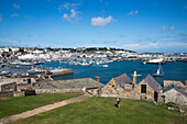 Blick von der Festung Castle Cornet über Hafen und Stadt, St Peter Port, Guernsey, Kanalinseln, England, Großbritannien, Europa