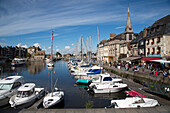 Segelboote im Hafen mit Restaurants am Ufer, Honfleur, Calvados, Normandie, Frankreich, Europa