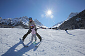 Mutter und Tochter (3 Jahre) auf der Skipiste, Vergalden, Gargellen, Montafon, Vorarlberg, Österreich
