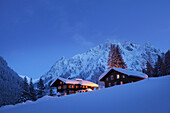 Ferienhäuser am Abend, Gargellen, Montafon, Vorarlberg, Österreich