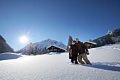 Zwei Jungen im Schnee, Gargellen, Montafon, Vorarlberg, Österreich