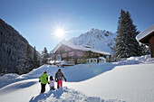 Kinder spielen im Schnee, Gargellen, Montafon, Vorarlberg, Österreich
