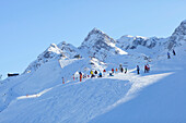 Skifahrer auf der Piste, Bella Nova Bergstation, Montafon, Silvretta, Sankt Gallenkirch, Vorarlberg, Österreich