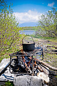 Russische Fischsuppe auf einem Grill über einem offenen Feuer, Ucha, Kamtschatka, Russland