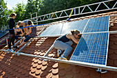 Schulprojekt, Schüler installieren eine Solaranlage, Freiburg im Breisgau, Schwarzwald, Baden-Württemberg, Deutschland, Europa