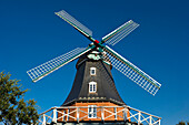 Windmühle unter blauem Himmel, Borgsum, Föhr, Nordfriesland, Schleswig-Holstein, Deutschland, Europa