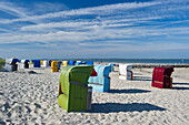 Bunte Strandkörbe am Strand, Utersum, Föhr, Nordfriesland, Schleswig-Holstein, Deutschland, Europa