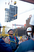 Frühsport der Werftarbeiter vor dem Schichtbeginn, modulare Bauweise auf der größten Werft der Welt bei Hyundai Heavy Industries, HHI, in Ulsan, Südkorea, Asien