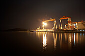 Kräne der Ouhua Werft in Zhoushan, Zhejiang Provinz bei Nacht, China