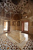Tombs inside the Itmad-Ud-Daulah´s Tomb, also known as Baby Taj Mahal, Agra, India