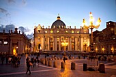 The illuminated St  Peter´s Basilica and St  Peter´s Square at the blue hour, Rome, Italy, Europe