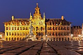 Marketplace ´Grote Markt´ with the town hall ´Stadhuis´ The town hall was built by Cornelis Floris de Vriendt 1561 to 1565 The building is 78 meters long, Flanders, Antwerp, Belgium, Europe