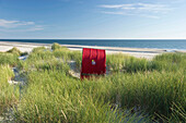 Roter Strandkorb in den Dünen, Kniepsand, bei Nebel, Amrum, Nordfriesland, Schleswig-Holstein, Deutschland