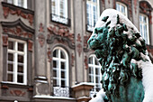 Schneebedeckte Löwe-Bronzestatue vor Residenz, Feldherrnhalle, Odeonsplatz, München, Bayern, Deutschand