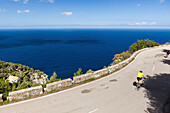 Rennradfahrer auf Küstenstraße über dem Mittelmeer, Banyalbufar, Mallorca, Spanien