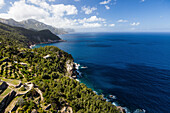Anwesen und terassierte Anbauflächen auf bewaldeter Steilküste am Mittelmeer, Banyalbufar, Mallorca, Spanien