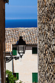 Straßenlaterne zwischen Häusern am Mittelmeer, Banyalbufar, Mallorca, Spanien
