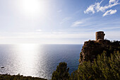 Aussichtsturm über dem Mittelmeer, bei Banyalbufar, Mallorca, Spanien