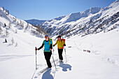 Zwei Skitourgeher beim Aufstieg zur Kreuzspitze, Osttirol, Tirol, Österreich